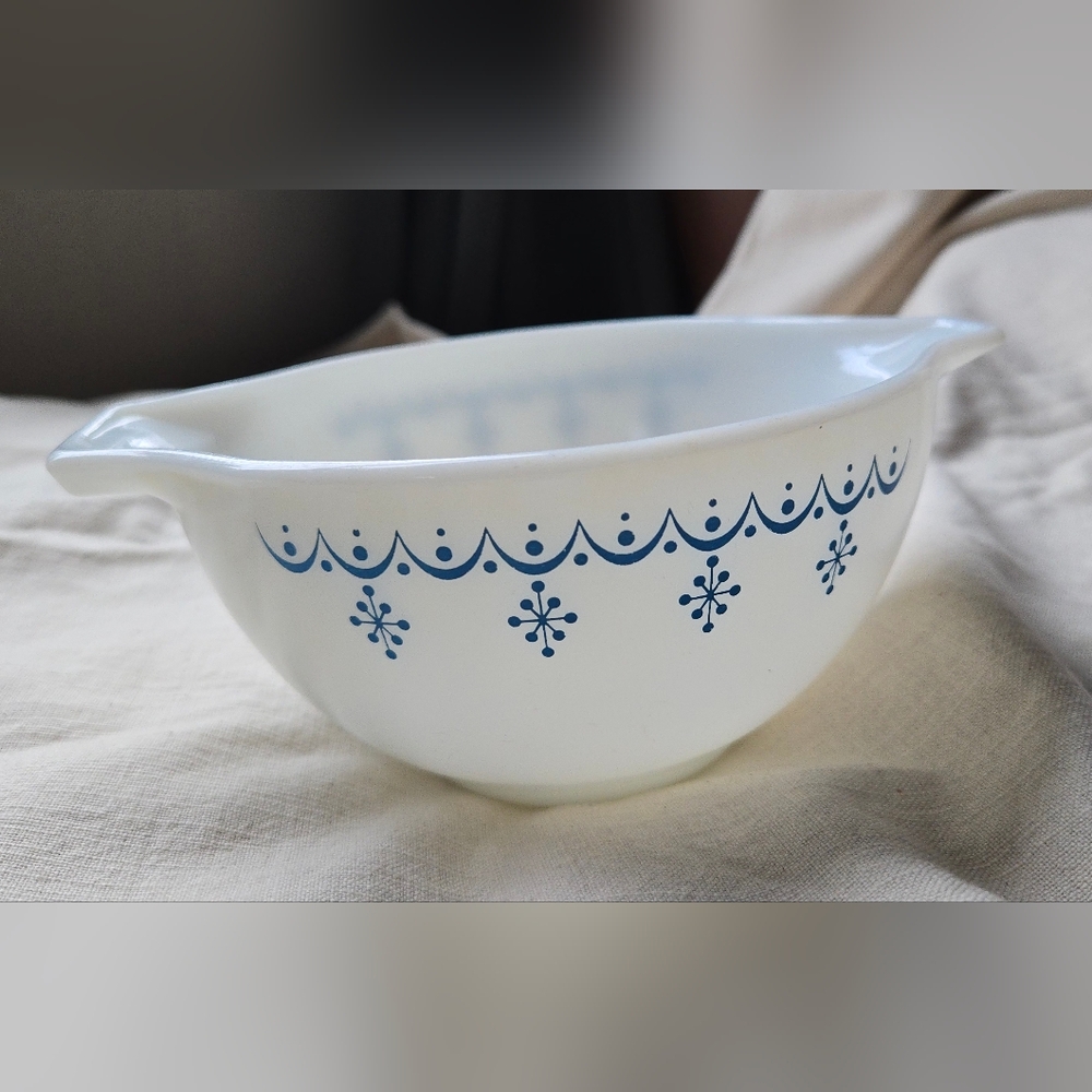 Vintage Pyrex Snowflake Garland mixing bowl - Picture 2 of 6